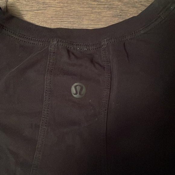 Lululemon crop top size 2 - Picture 3 of 3